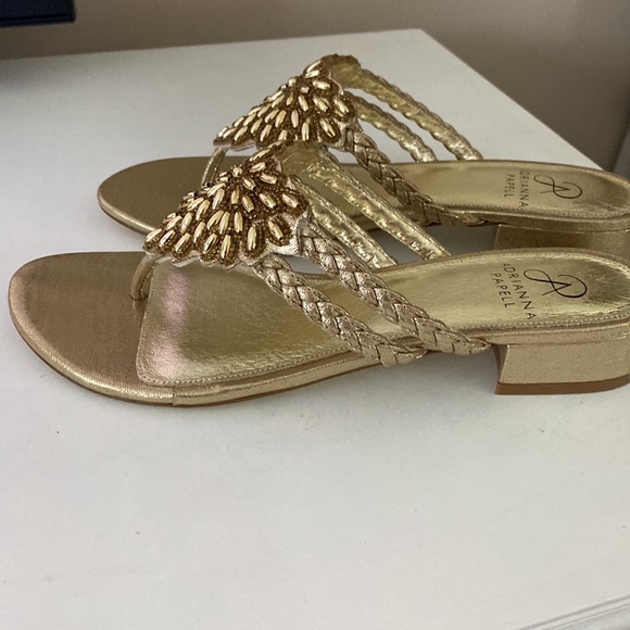 New Adrianna Papell Gold Sandal Flip Flop - Picture 6 of 8